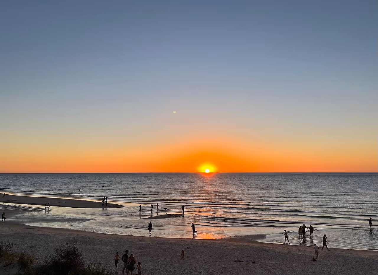 Sunset view from the Esplanade at Henley Beach South. Credit: Stefan, Wikimedia Commons: https://commons.wikimedia.org/wiki/File:View_from_Esplanade,_Henley_Beach_South.jpg