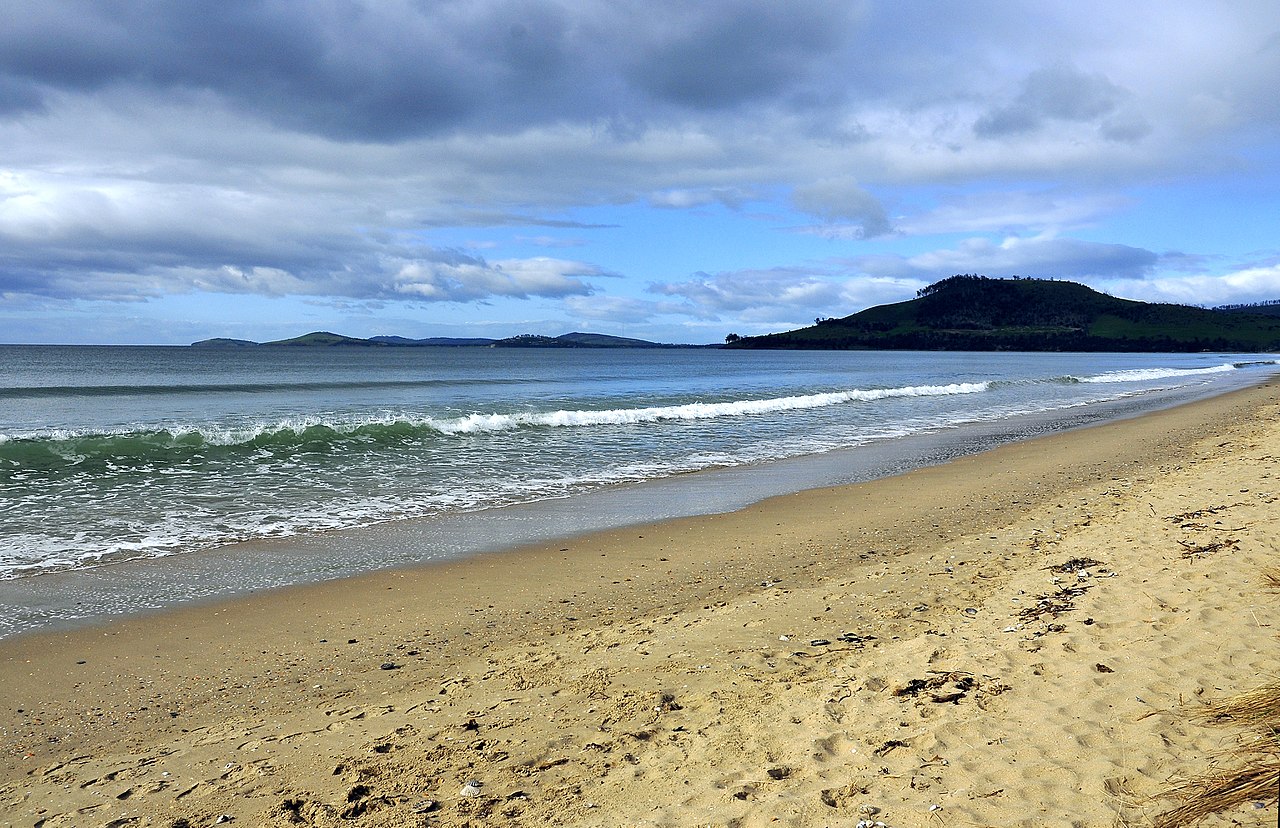 Seven Mile Beach in Cambridge, Tasmania. Credit: LBM1948, Wikimedia Commons: https://commons.wikimedia.org/wiki/File:Seven_Mile_Beach.jpg