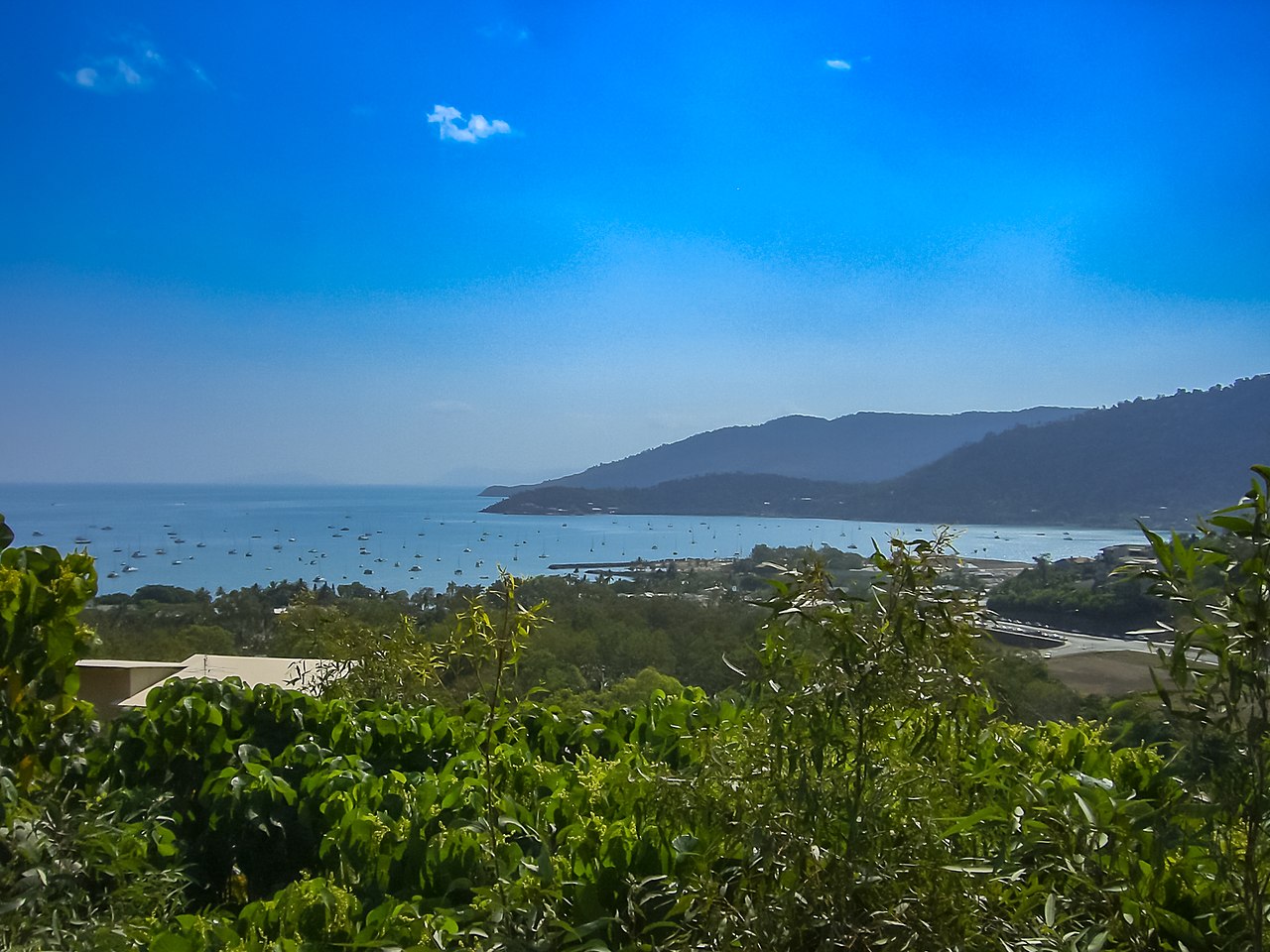 View over Hervey Bay under a clear sky. Credit: dronepicr, Wikimedia Commons: https://commons.wikimedia.org/wiki/File:Hervey_Bay_%2823720053309%29.jpg