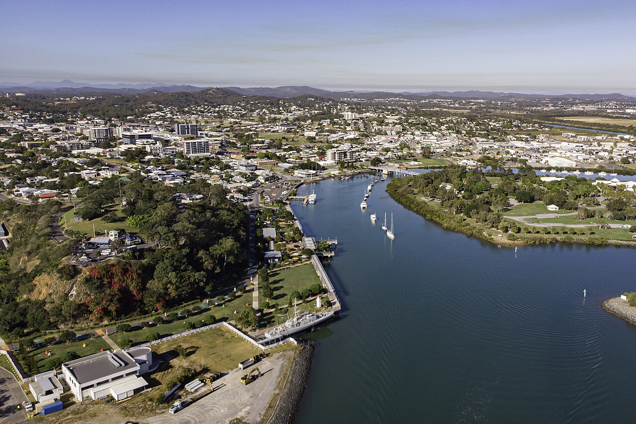 Aerial view of Gladstone Central and the East Shores precinct. Credit: JoePerchard, Wikimedia Commons: https://commons.wikimedia.org/wiki/File:GladstoneHarbourEastShores.jpg