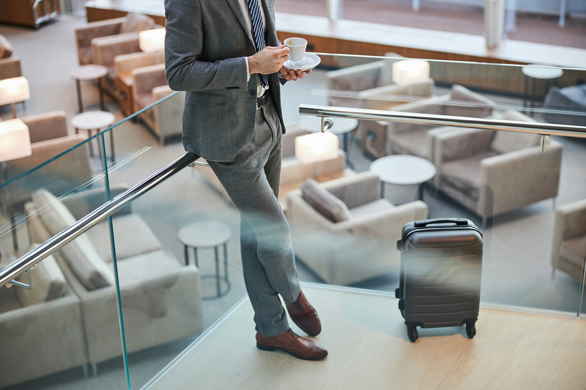 Business traveller with luggage, representing executive travel supported by flexible chauffeur services during flight delays or schedule changes.