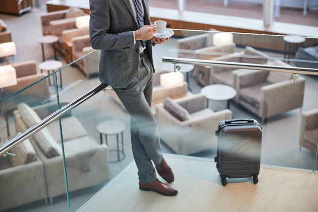 Business traveller with luggage, representing executive travel supported by flexible chauffeur services during flight delays or schedule changes.