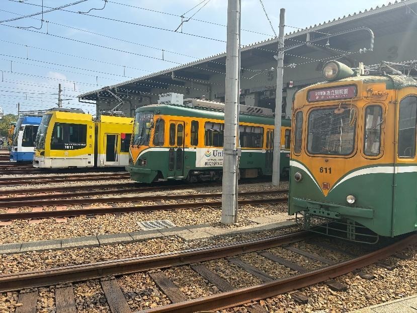 A train station with trainsAI-generated content may be incorrect.