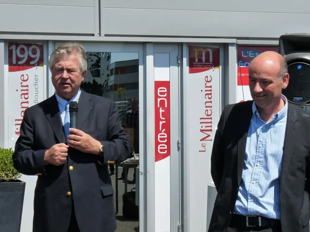 Inauguration de la salle de visioconférence Espace Entreprise Montpellier 2010 : intervenant au micro devant l'entrée du bâtiment du Millénaire