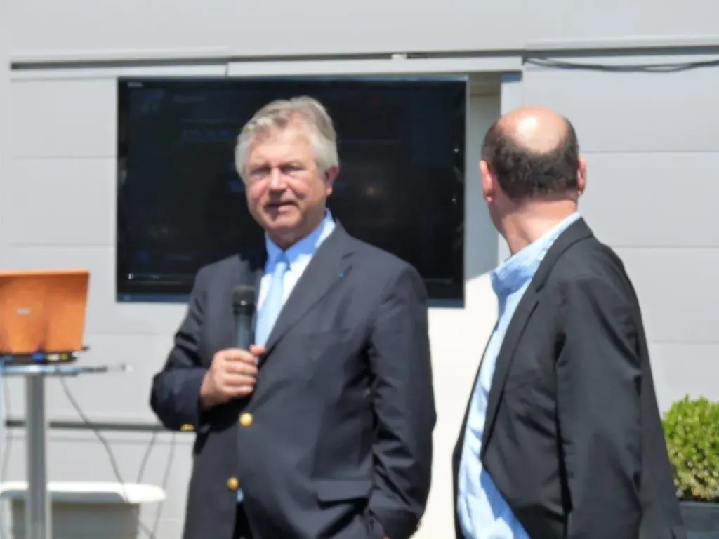 Inauguration de la salle de visioconférence Espace Entreprise Montpellier 2010 : intervenant au micro devant l'écran de visioconférence extérieur