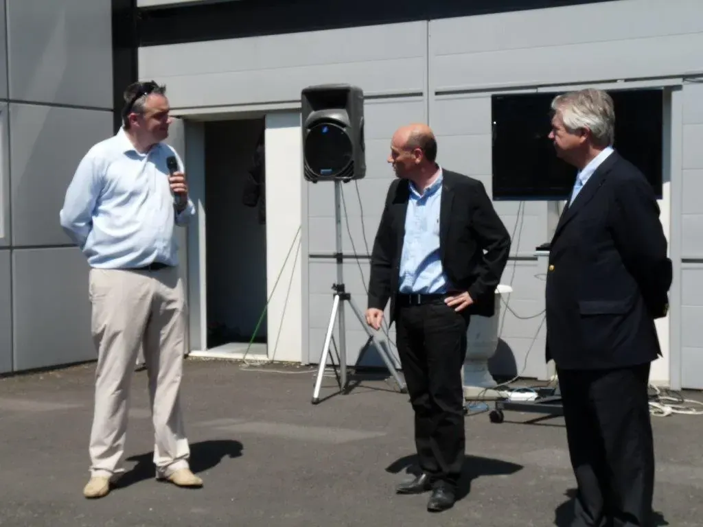Inauguration de la salle de visioconférence Espace Entreprise Montpellier 2010 : intervenant au micro devant la façade du bâtiment
