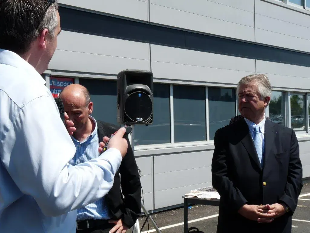 Inauguration de la salle de visioconférence Espace Entreprise Montpellier 2010 : prise de parole au micro devant l'écran sur le parvis