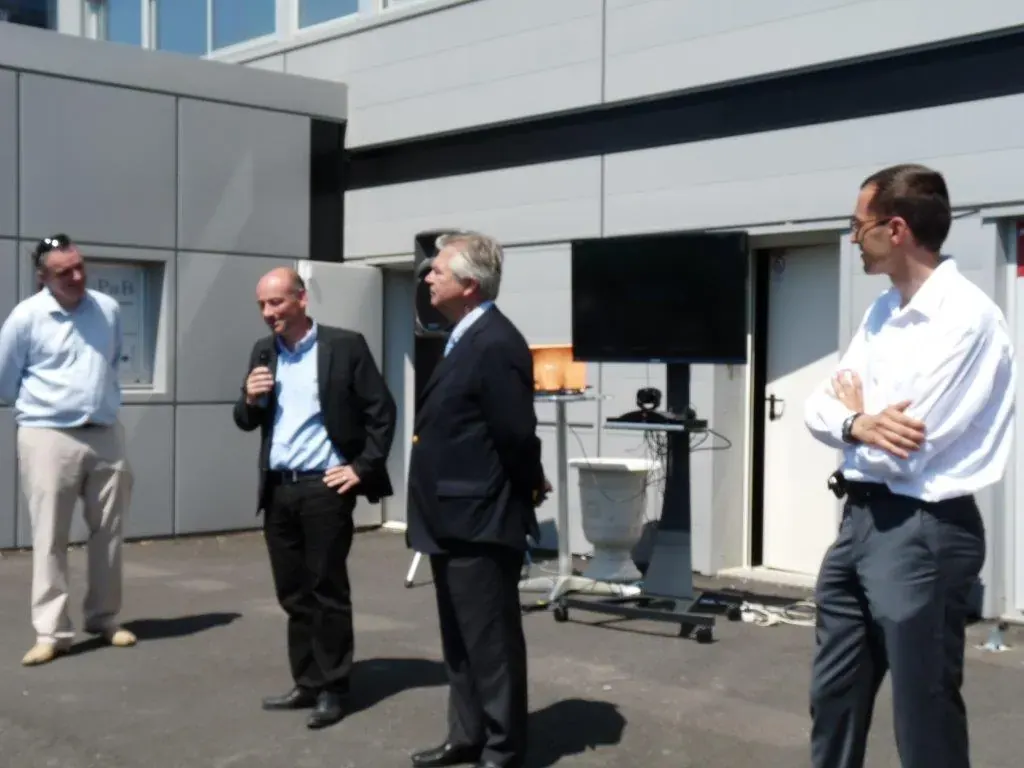 Inauguration de la salle de visioconférence Espace Entreprise Montpellier 2010 : invités debout devant le bâtiment écoutant le discours inaugural