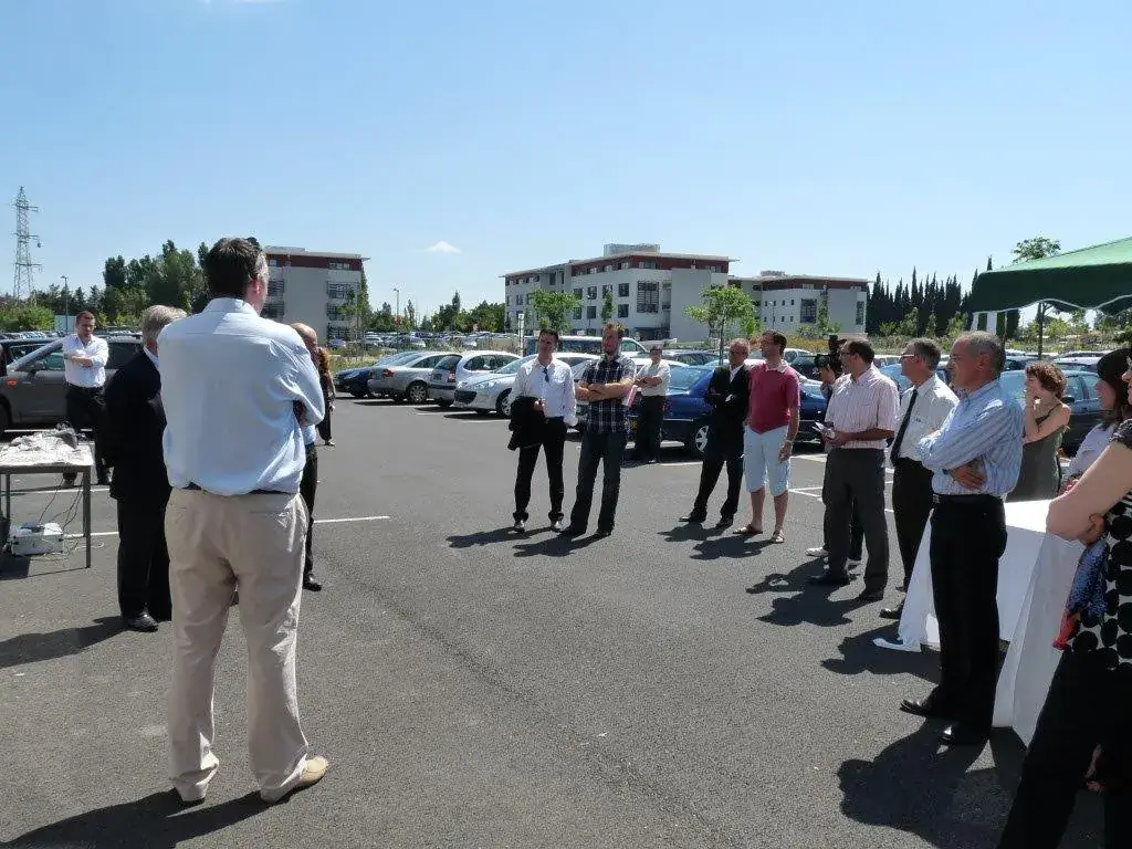 Inauguration de la salle de visioconférence Espace Entreprise Montpellier 2010 : invités rassemblés sur le parking écoutant le discours d'inauguration