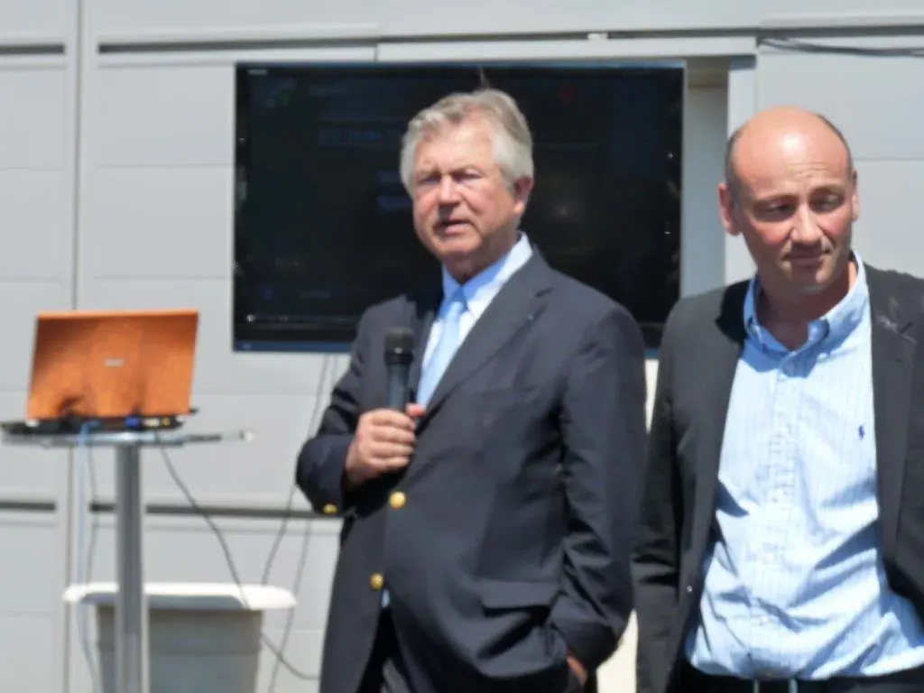 Inauguration de la salle de visioconférence Espace Entreprise Montpellier 2010 : deux intervenants devant l'écran lors du discours d'inauguration