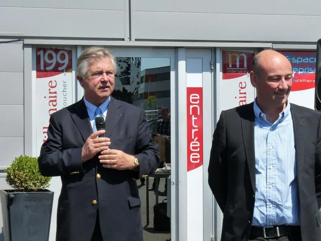 Inauguration de la salle de visioconférence Espace Entreprise Montpellier 2010 : intervenant au micro accompagné devant l'entrée du bâtiment