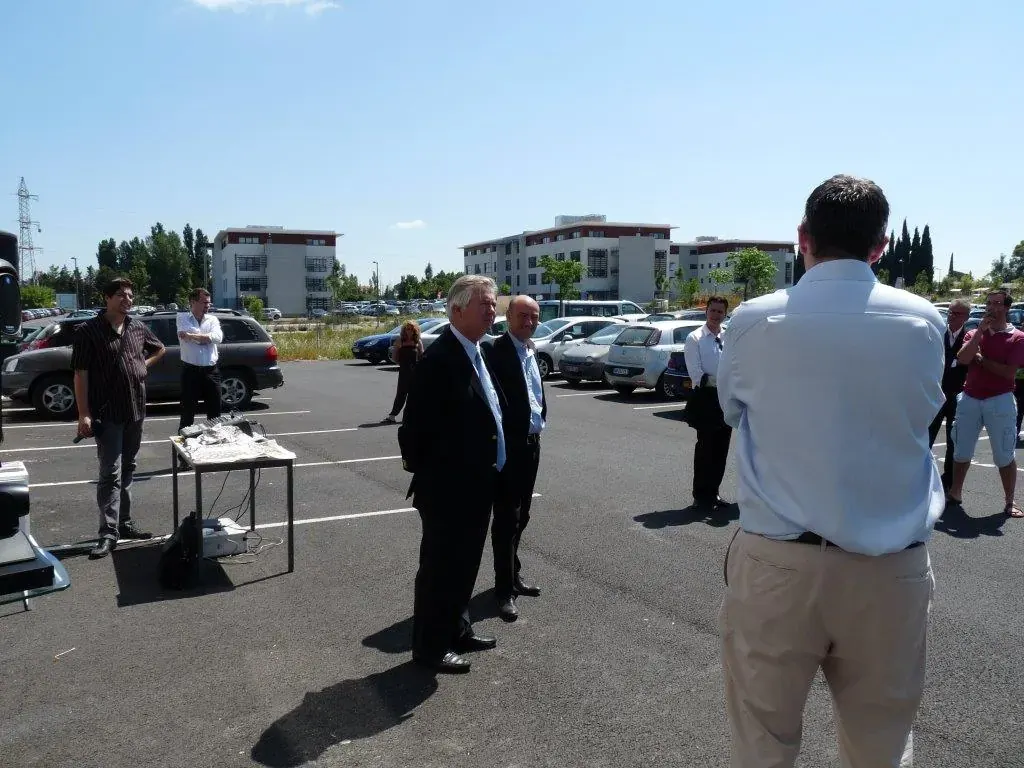 Inauguration de la salle de visioconférence Espace Entreprise Montpellier 2010 : invités écoutant l'intervenant sur le parking devant le bâtiment