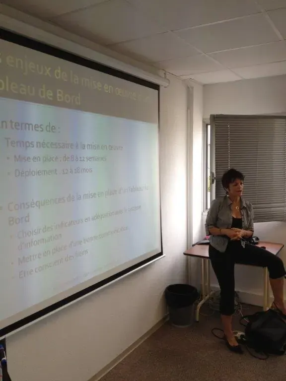 Conférence de rentrée Espace Entreprise septembre 2012 à Montpellier : intervenante présentant ses diapositives projetées à l'écran