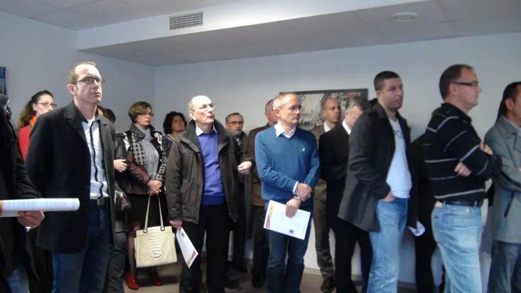 Cocktail de fin d'année Espace Entreprise décembre 2012 à Montpellier : public debout écoutant la présentation du cocktail de fin d'année