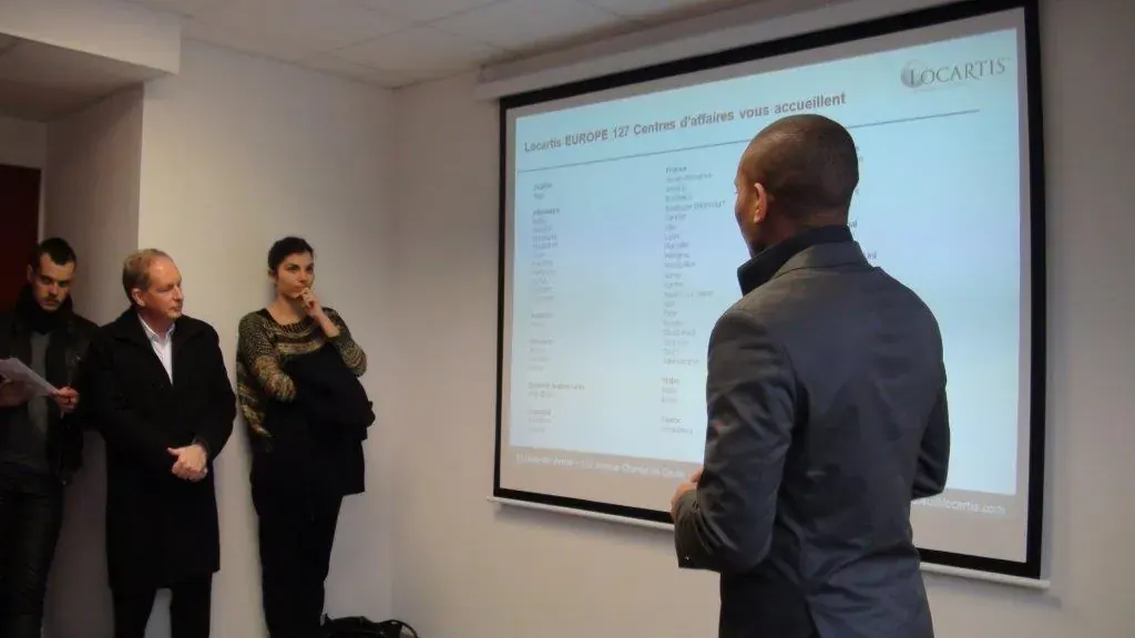 Cocktail de fin d'année Espace Entreprise décembre 2012 à Montpellier : intervenant commentant les diapositives projetées devant le public