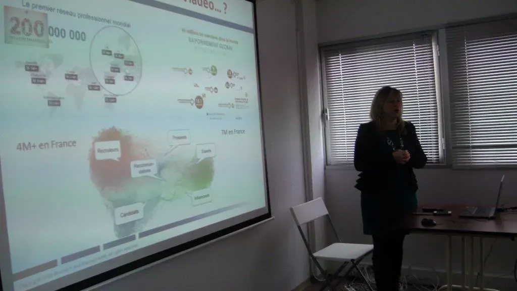 Conférence Espace Entreprise février 2013 à Montpellier : conférencière présentant devant une carte projetée à l'écran