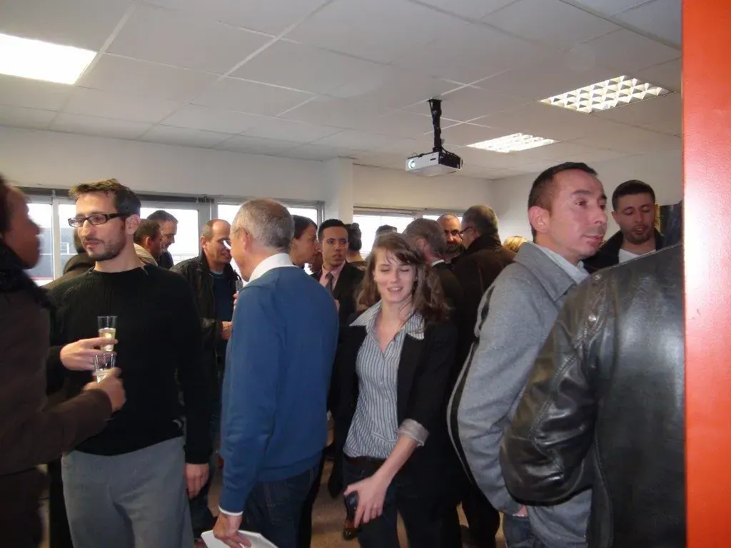Cocktail de fin d'année Espace Entreprise décembre 2012 à Montpellier : participants debout écoutant la présentation dans la salle