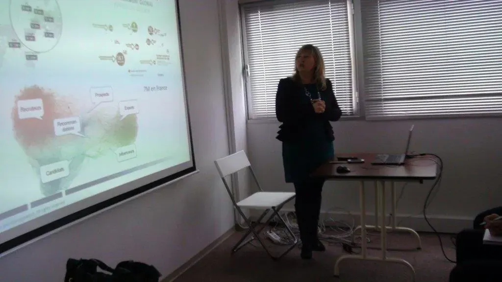 Conférence Espace Entreprise février 2013 à Montpellier : conférencière debout à côté de l'écran de projection