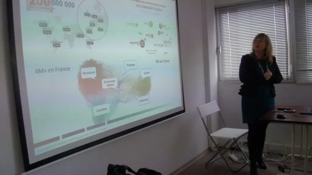 Conférence Espace Entreprise février 2013 à Montpellier : conférencière commentant la diapositive projetée devant elle