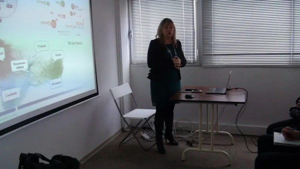 Conférence Espace Entreprise février 2013 à Montpellier : conférencière présentant devant l'écran de projection de la salle