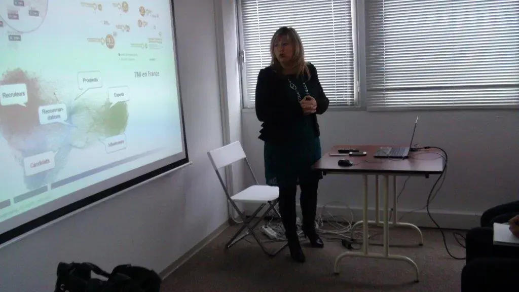 Conférence Espace Entreprise février 2013 à Montpellier : conférencière debout devant l'écran de projection pendant sa présentation