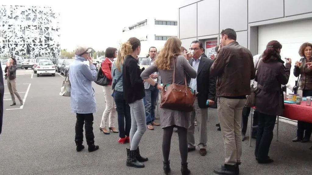 Conférence Club LR « Boostez vos ventes » avril 2013 à Montpellier : participants échangeant debout sur le parvis devant le bâtiment