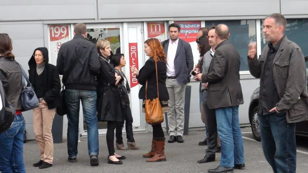 Conférence Club LR « Boostez vos ventes » avril 2013 à Montpellier : groupe de participants discutant devant l'entrée du bâtiment