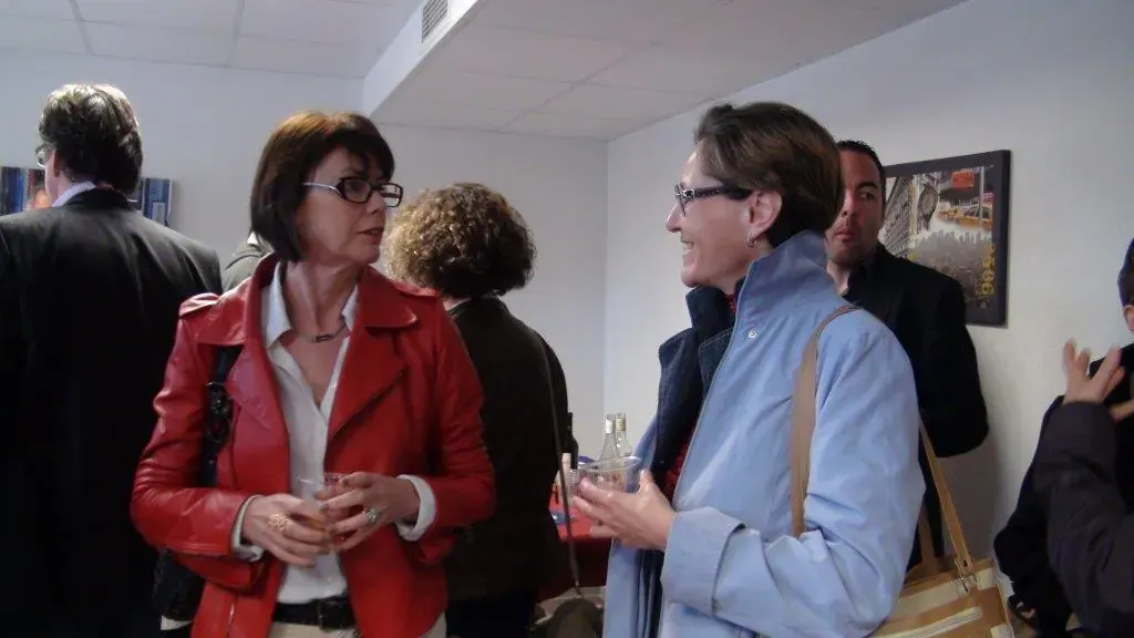 Conférence Club LR « Boostez vos ventes » avril 2013 à Montpellier : participantes échangeant verre à la main pendant le cocktail