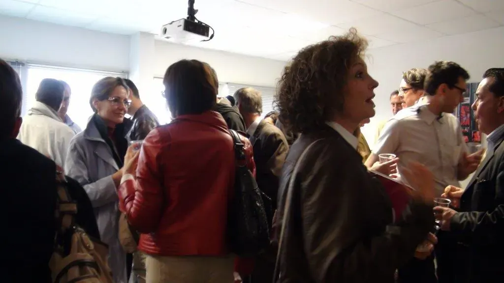 Conférence Club LR « Boostez vos ventes » avril 2013 à Montpellier : participants en conversation dans la salle bondée avant la conférence