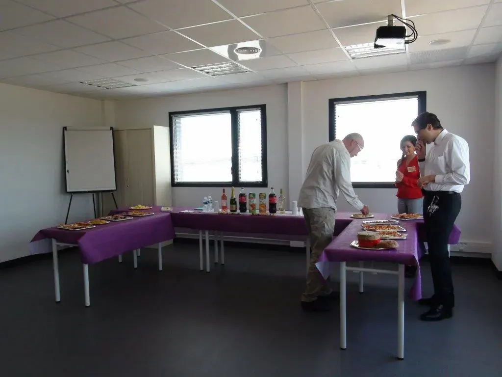 Conférence Club LR 360 avril 2015 à Montpellier : participants autour de la table de collation dans la salle de conférence