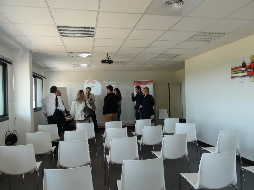 Conférence Club LR 360 avril 2015 à Montpellier : salle de conférence avec chaises blanches et participants au fond