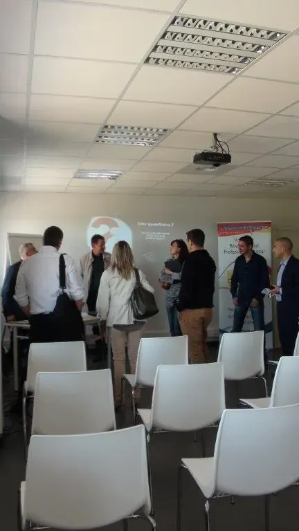 Conférence Club LR 360 avril 2015 à Montpellier : participants discutant debout au fond de la salle de conférence