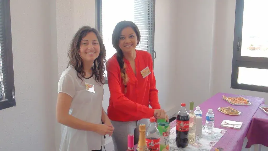 Conférence Club LR 360 avril 2015 à Montpellier : deux participantes devant la table de boissons et collations