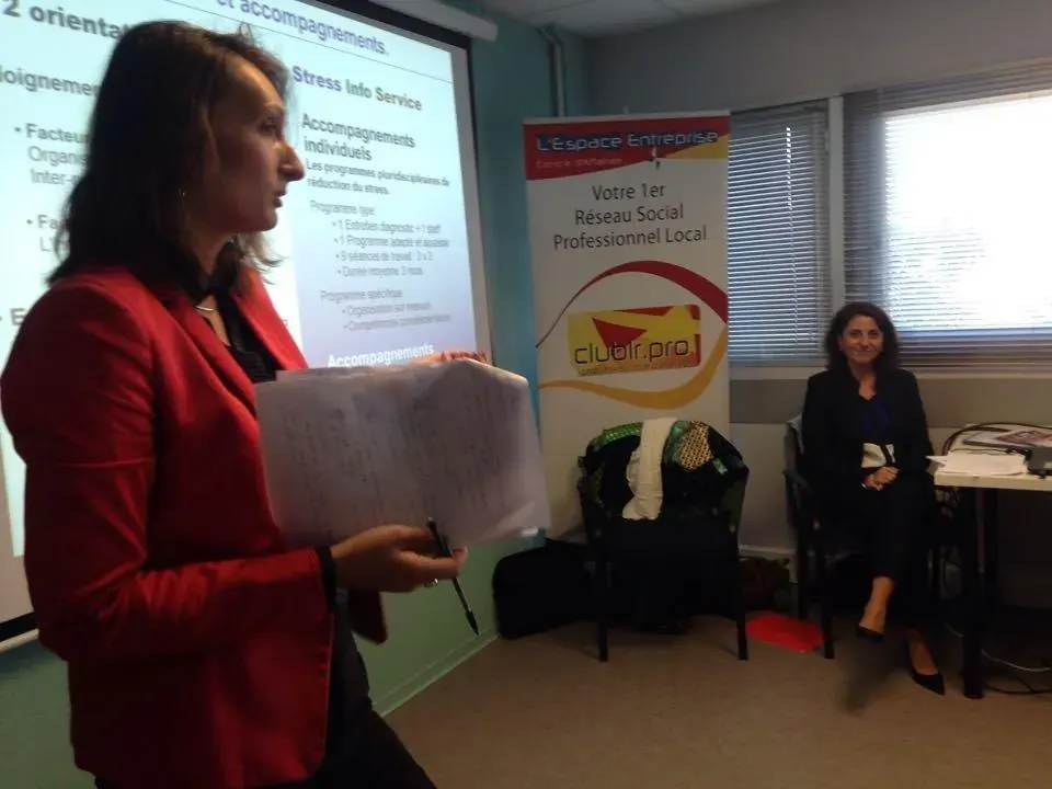 Conférence Burn-out Espace Entreprise novembre 2015 à Montpellier : intervenante présentant devant son support projeté à l'écran