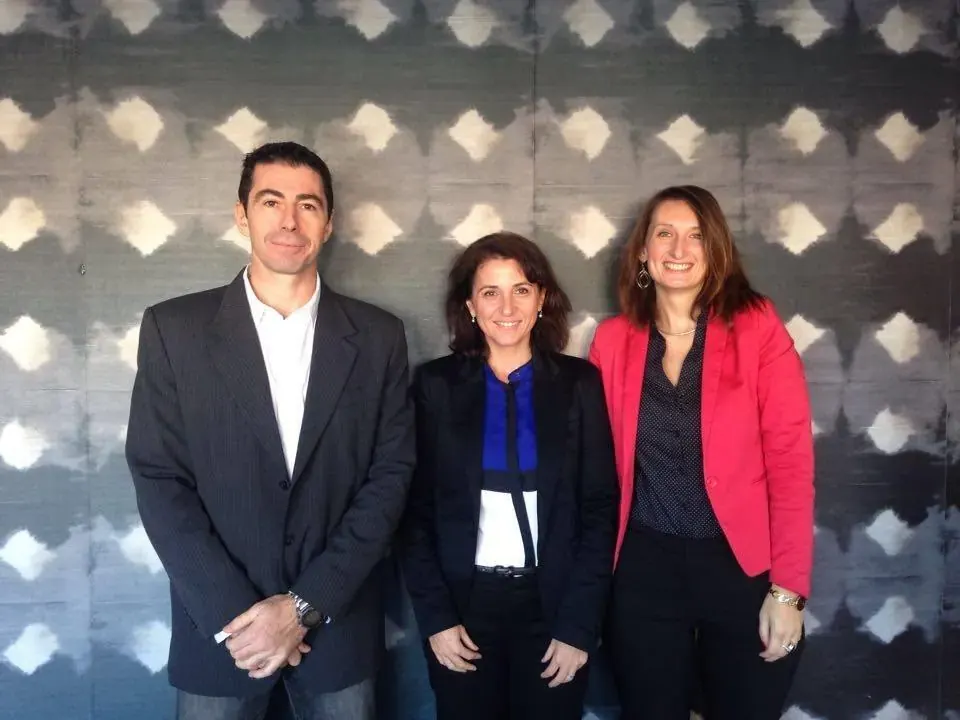 Conférence Burn-out Espace Entreprise novembre 2015 à Montpellier : trois personnes posant devant un mur décoratif à motifs