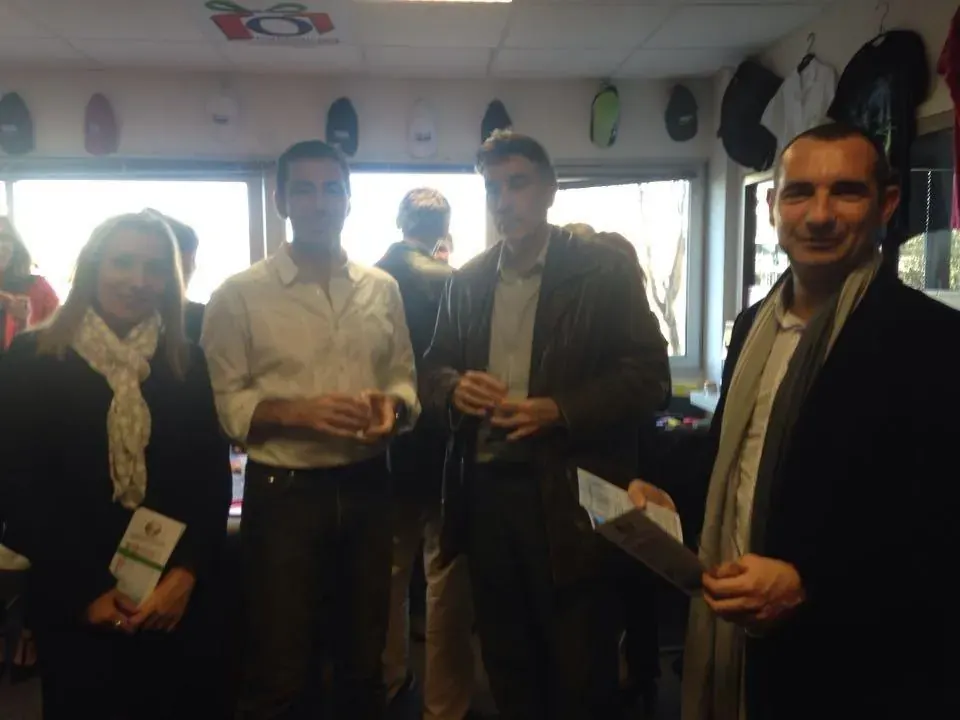 Conférence Burn-out Espace Entreprise novembre 2015 à Montpellier : participants échangeant verre à la main devant les présentoirs