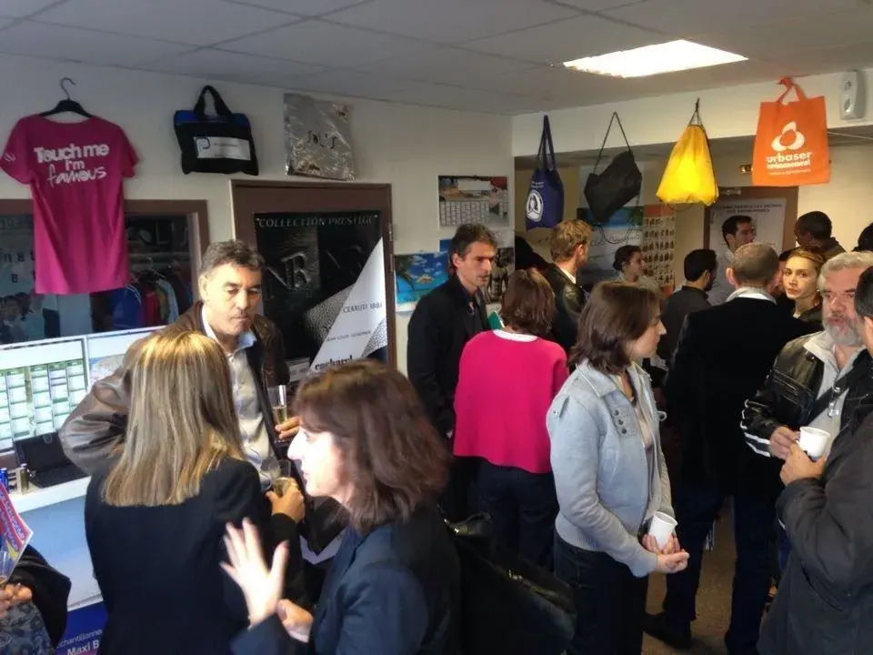 Conférence Burn-out Espace Entreprise novembre 2015 à Montpellier : nombreux participants échangeant debout dans la boutique