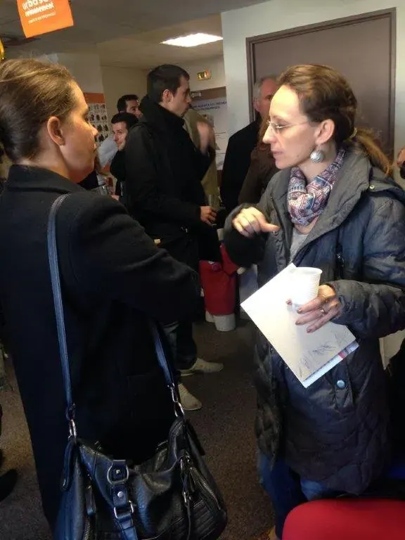 Conférence Burn-out Espace Entreprise novembre 2015 à Montpellier : participantes discutant documents en main pendant l'accueil