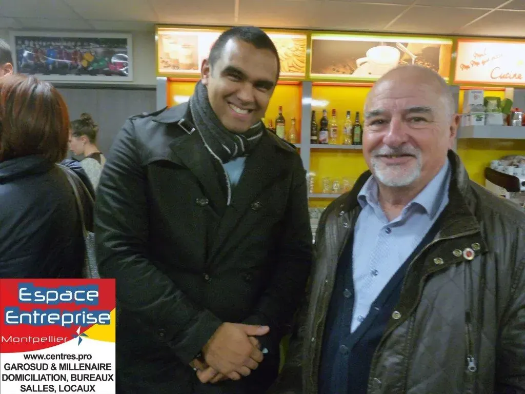 Conférence Financement participatif Espace Entreprise janvier 2016 à Montpellier : deux participants posant côte à côte dans la boutique avant la conférence