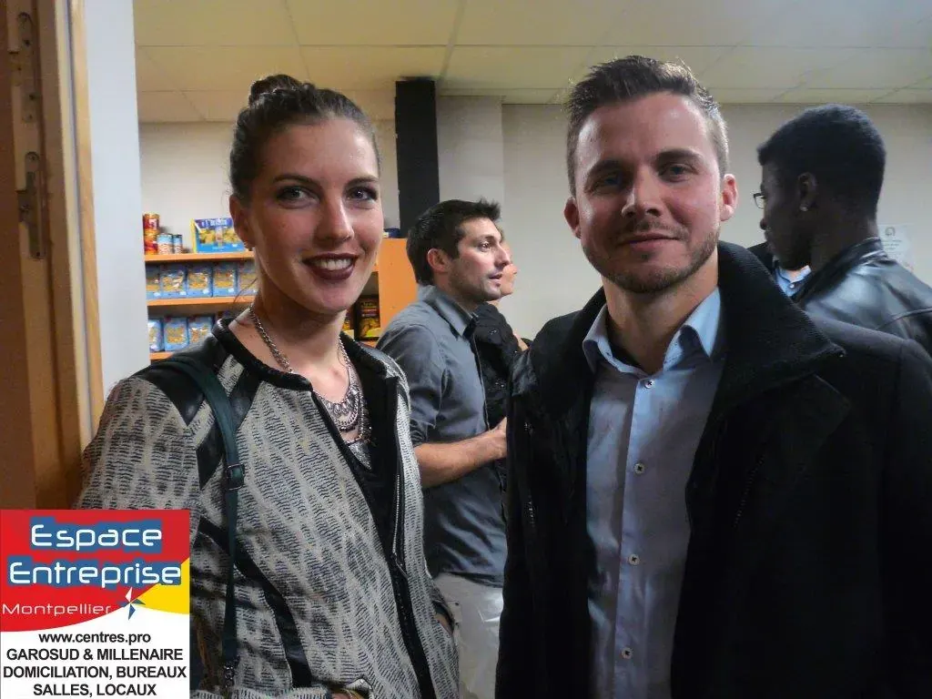 Conférence Financement participatif Espace Entreprise janvier 2016 à Montpellier : participants souriants posant pendant le temps d'accueil