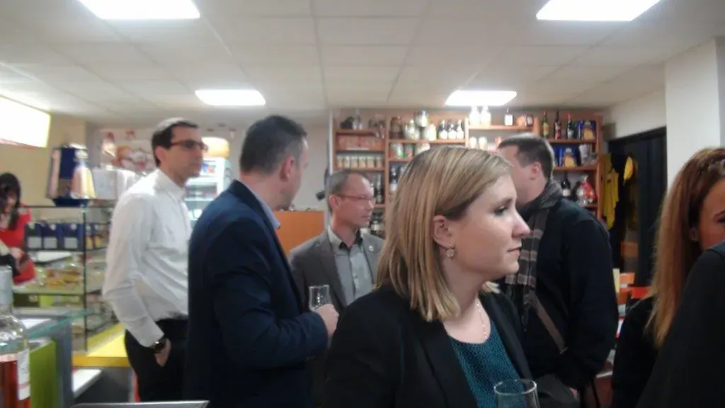 Réunion de présentation Espace Entreprise mars 2016 à Montpellier : participants échangeant debout près du bar de l'espace