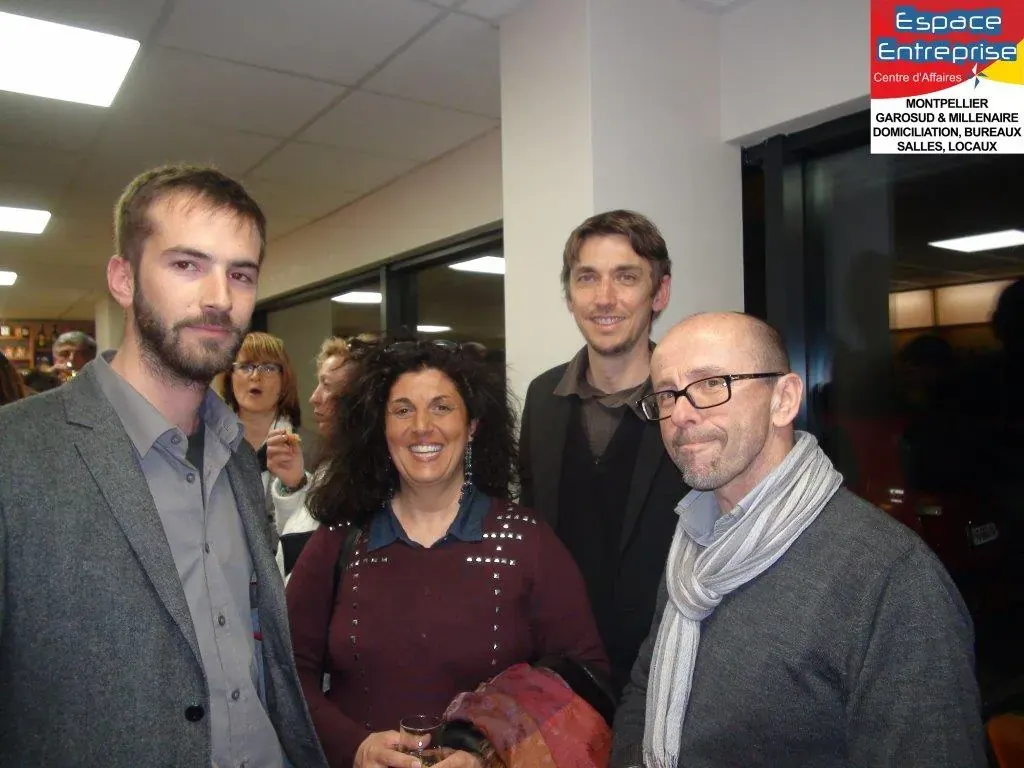 Réunion de présentation Espace Entreprise mars 2016 à Montpellier : quatre participants posant ensemble dans l'espace détente