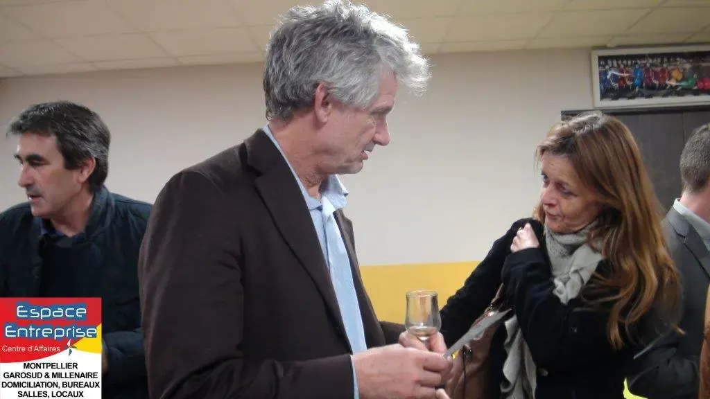Réunion de présentation Espace Entreprise mars 2016 à Montpellier : participants discutant debout pendant le cocktail