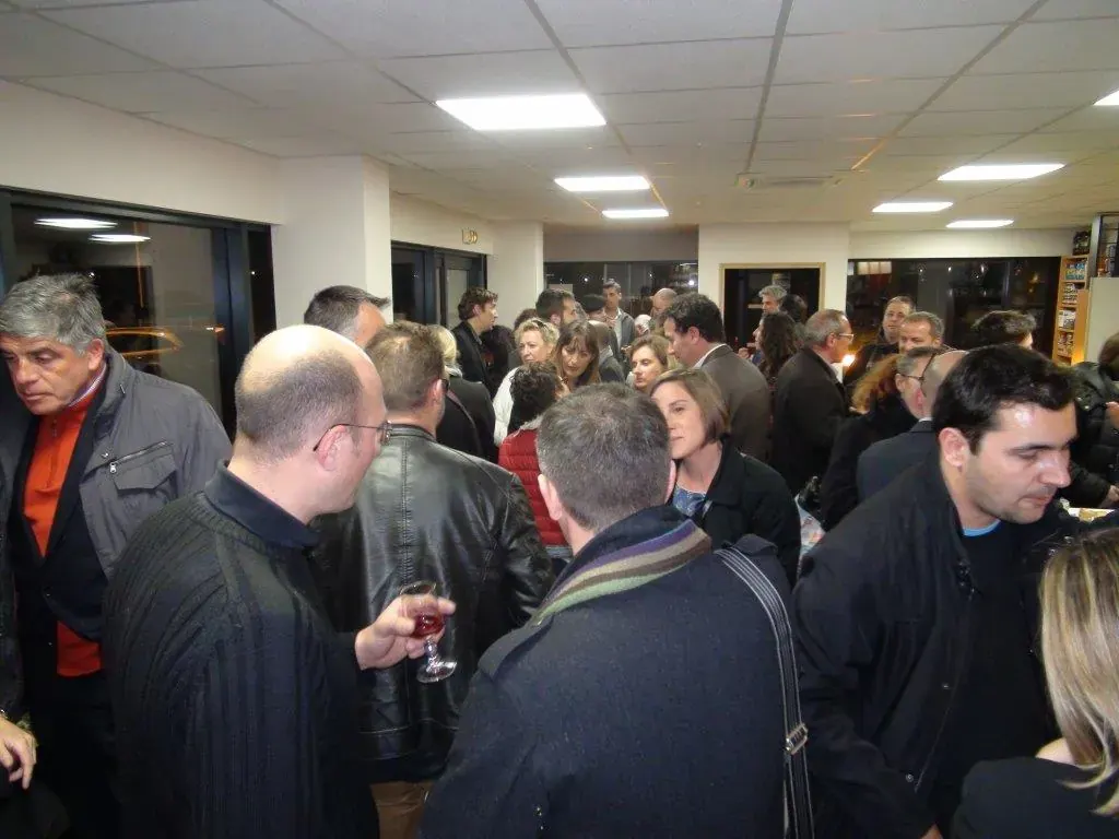 Réunion de présentation Espace Entreprise mars 2016 à Montpellier : foule de participants échangeant debout lors du cocktail