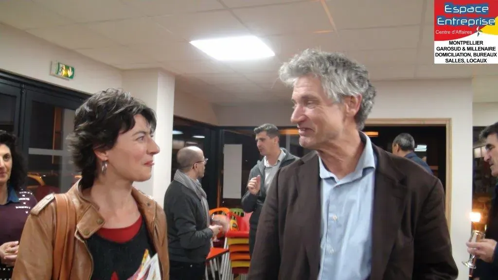 Réunion de présentation Espace Entreprise mars 2016 à Montpellier : participants échangeant debout dans la salle bondée