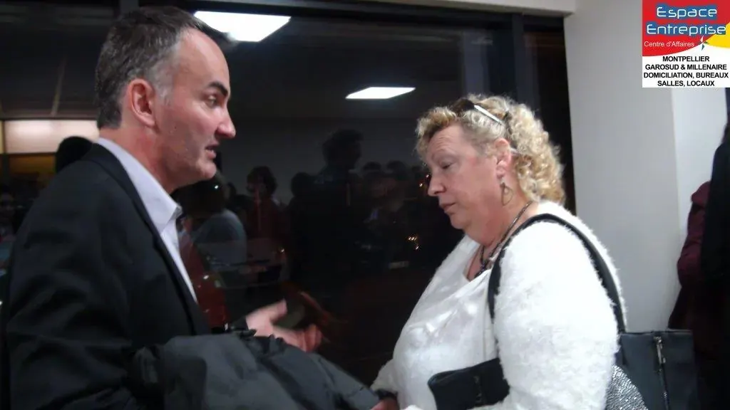 Réunion de présentation Espace Entreprise mars 2016 à Montpellier : deux participants en discussion pendant le cocktail