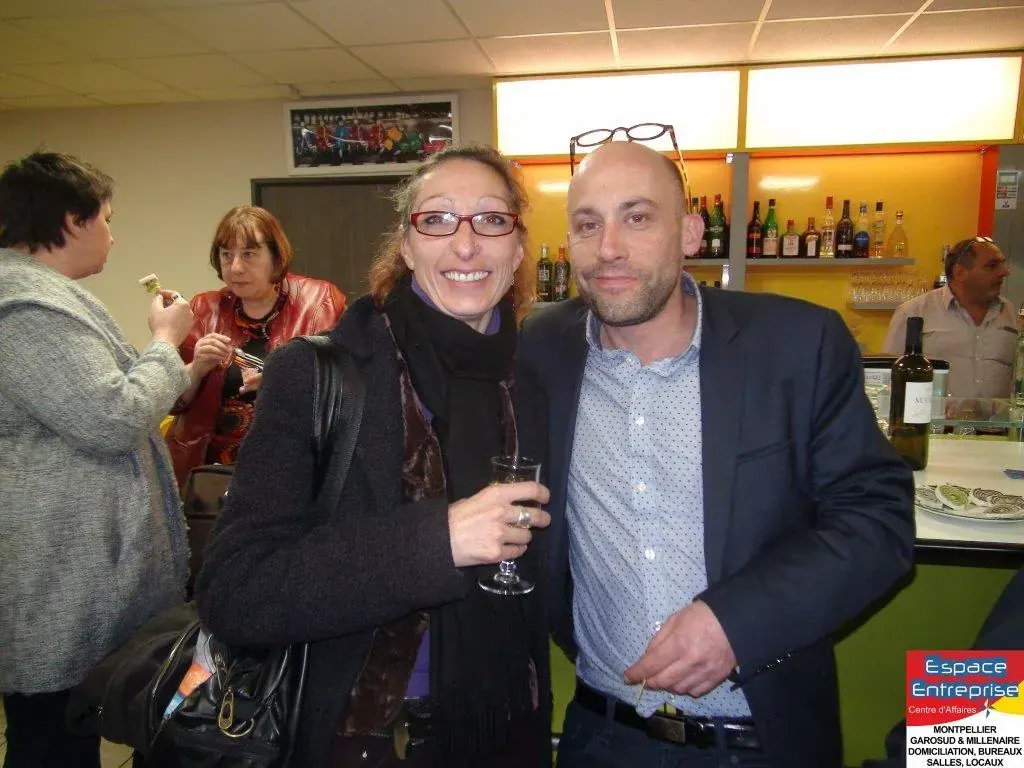 Réunion de présentation Espace Entreprise mars 2016 à Montpellier : deux participants posant verre à la main devant le bar