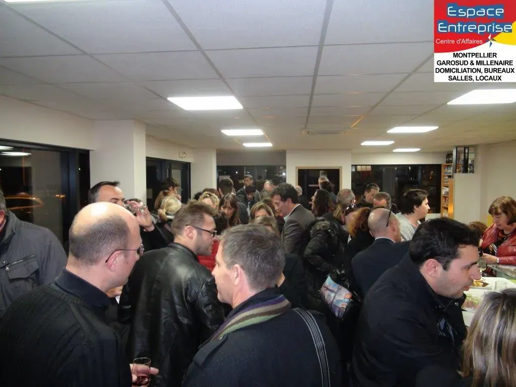 Réunion de présentation Espace Entreprise mars 2016 à Montpellier : participants nombreux échangeant debout dans l'espace détente