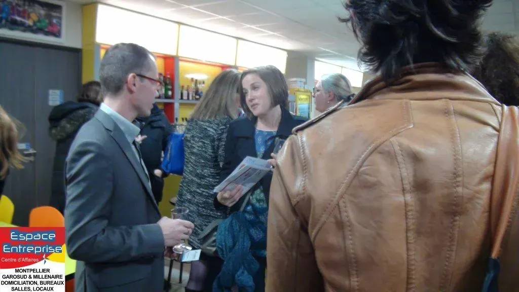 Réunion de présentation Espace Entreprise mars 2016 à Montpellier : participants discutant debout près du bar coloré