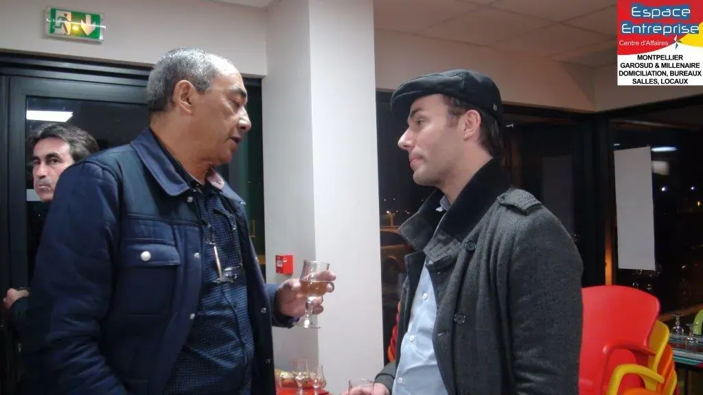 Réunion de présentation Espace Entreprise mars 2016 à Montpellier : deux participants en conversation debout dans la salle